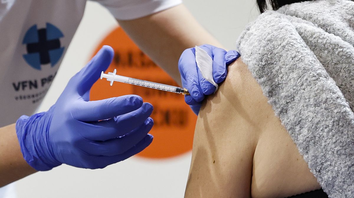 V Česku jsou první stovky přeočkovaných novou vakcínou na covid